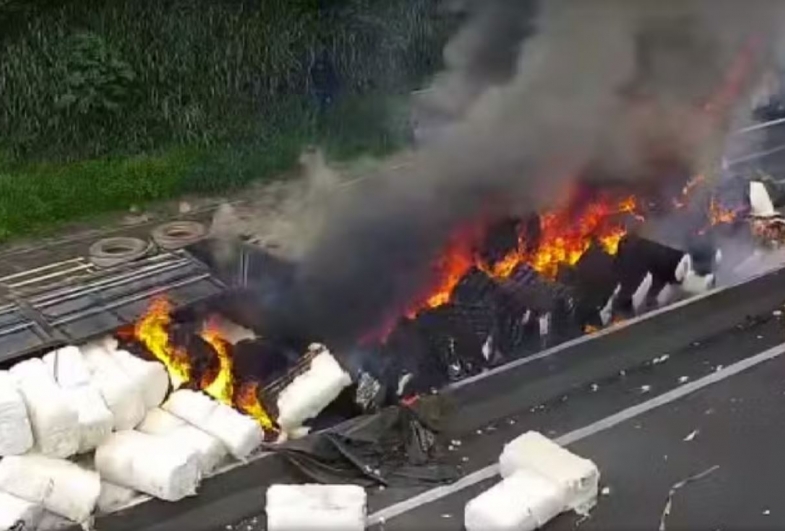 Carreta que transportava algodão tomba e carga pega fogo em rodovia