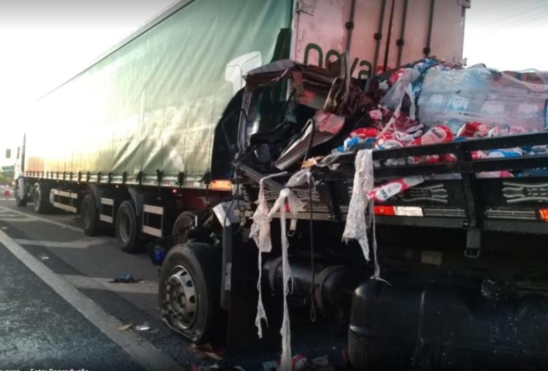 Motorista fica ferido em colisão traseira entre caminhão e carreta