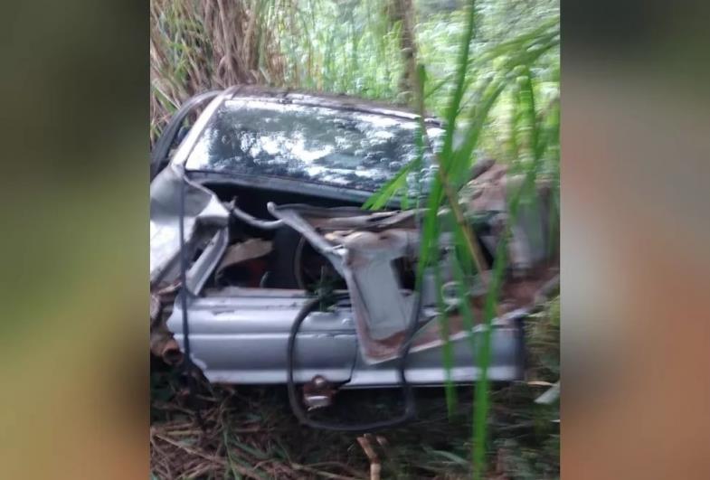 Carro cai em ribanceira após motorista perder controle da direção em rodovia no interior de SP