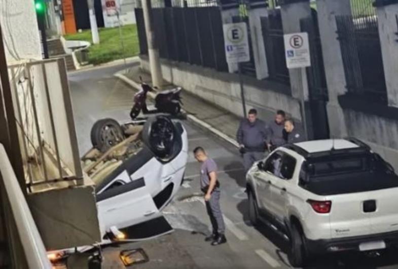 Carro capota após motorista sofrer mal súbito e atingir veículo estacionado