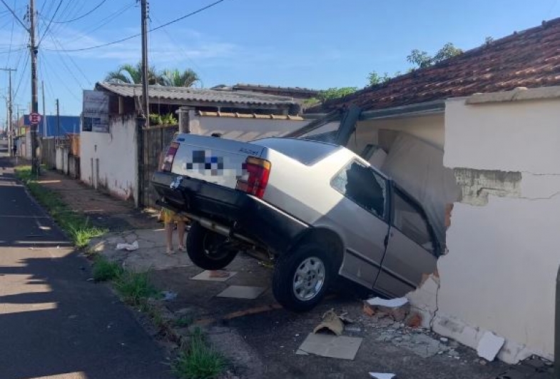 Carro desgovernado invade casa em Botucatu