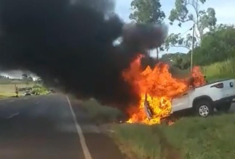 Veículo pega fogo na SP-255 em Avaré e fica destruído 