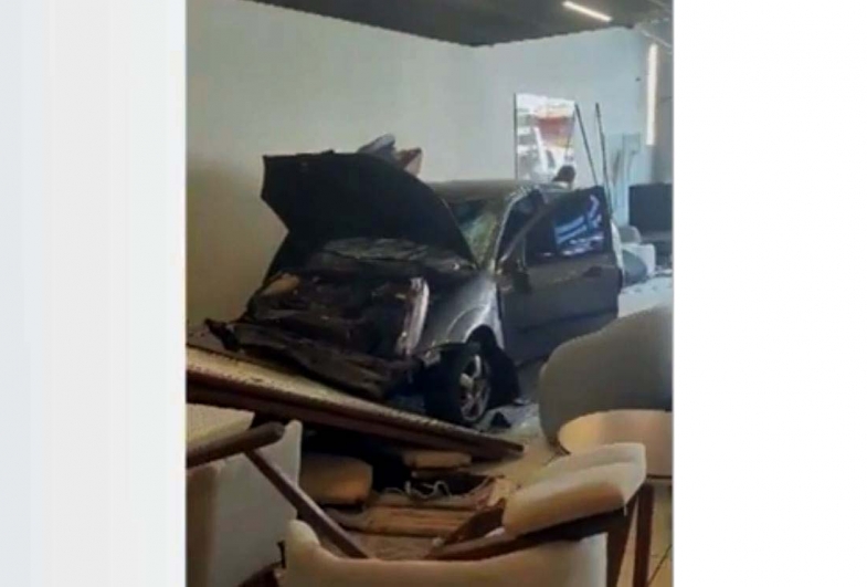Novas imagens mostram carro desgovernado em alta velocidade e ‘pulando’ em desnível antes de invadir loja