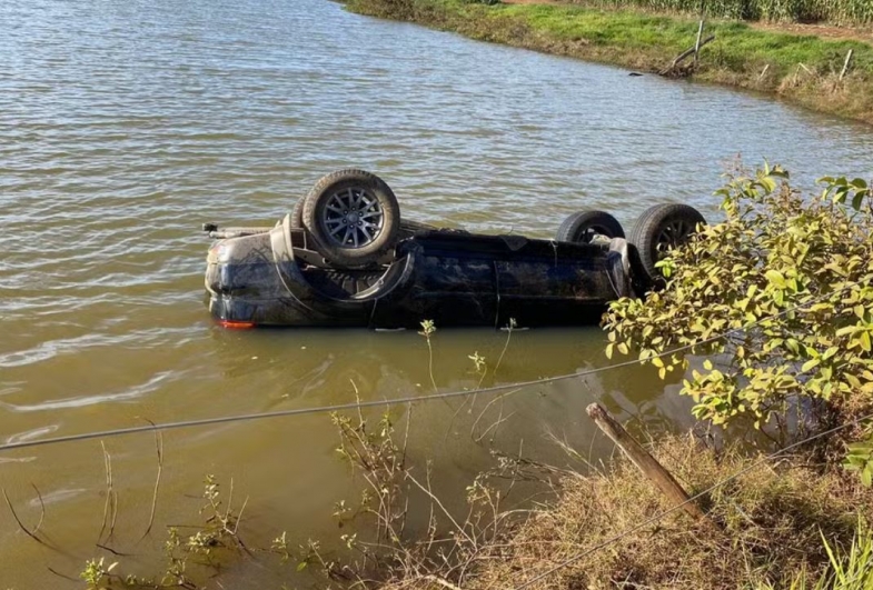 Carro cai em lagoa após motorista perder o controle do veículo em estrada rural