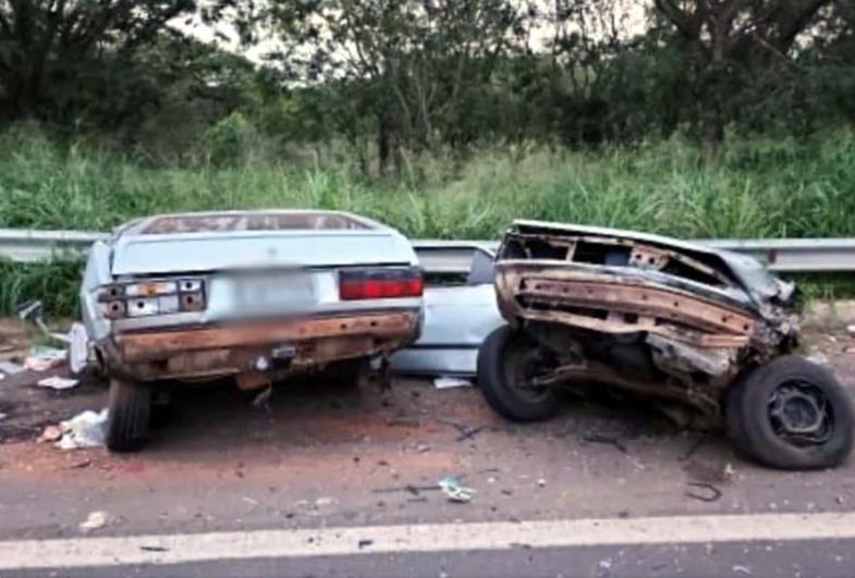 Carro parte ao meio após bater de frente com caminhão na BR-153