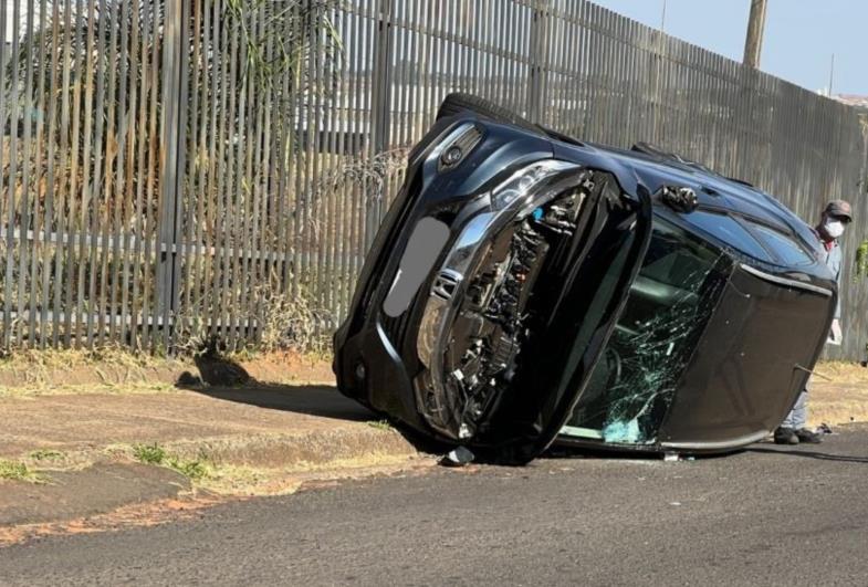 Carro tomba após colisão na região da Cecap em Botucatu