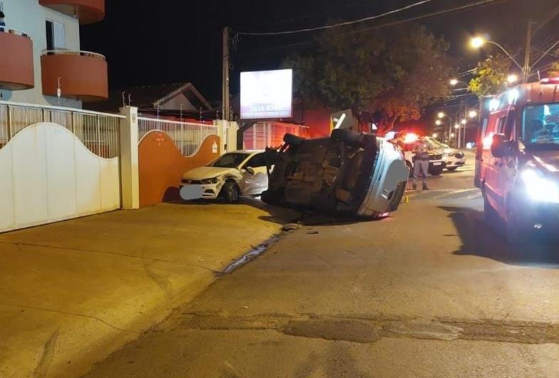 Carro sem controle tomba e atinge outros três veículos em avenida no Jardim Paraíso