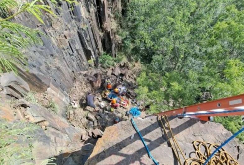 Casal cai de cachoeira de quase 10 metros de altura