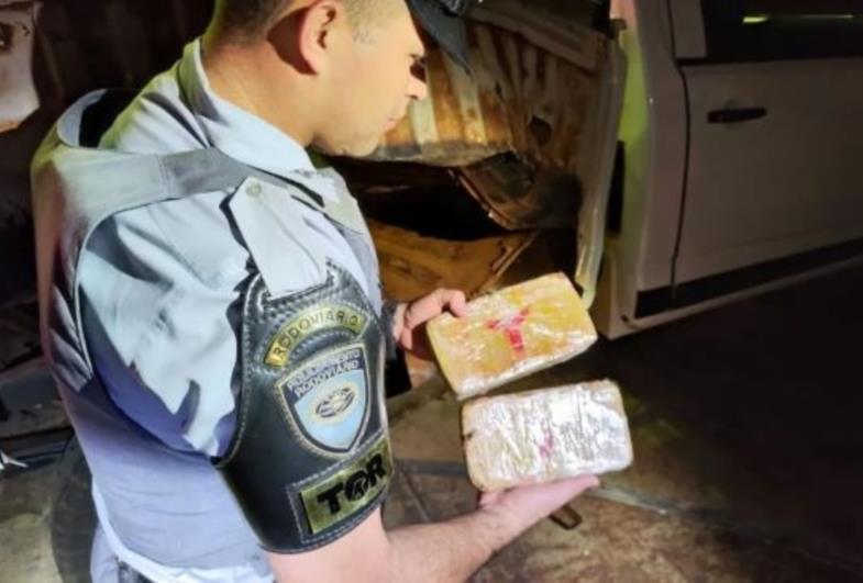 Casais são presos por transportar mais de 70 quilos de cocaína em fundo falso de caminhonete