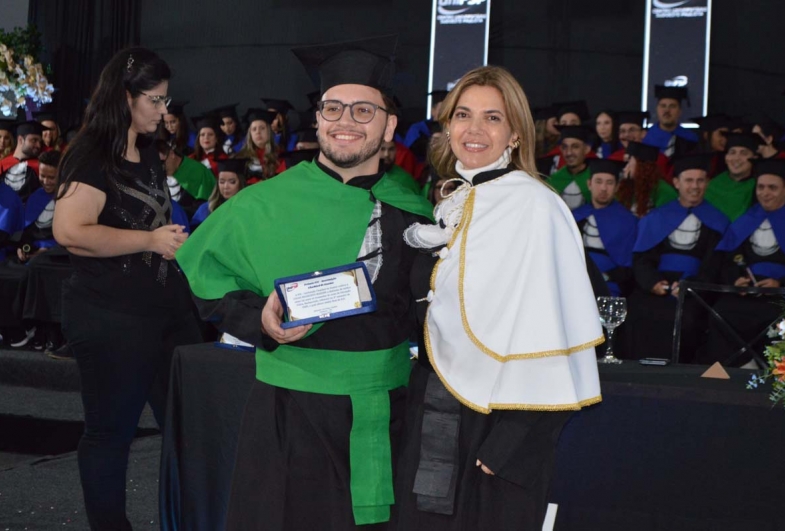 Chanceler Dra. Maria Cristina  premiando o melhor aluno do curso de educação fisica (bacharelado) Lucas  Francisco Mazzini
