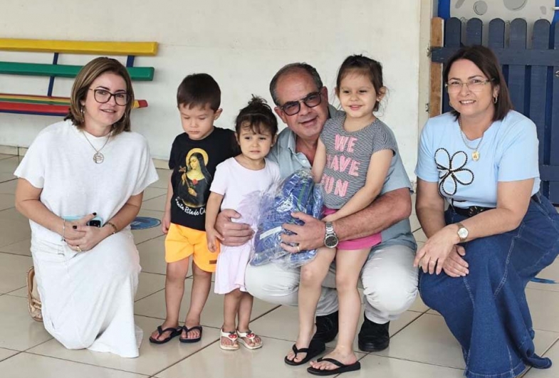Supervisora da Educação Infantil Flávia Ribeiro, prefeito  Marcão do Haras e secretária da Educação  Renata Amaro com alunos