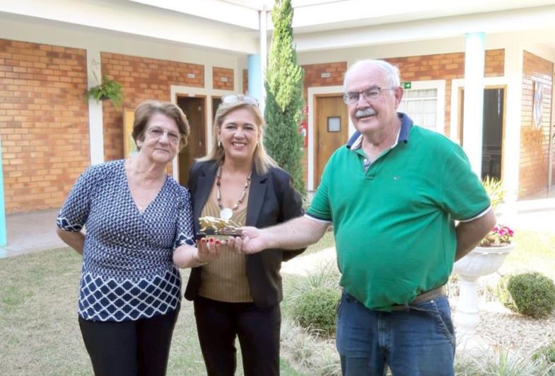 Cefar recebe o prêmio Leão de Ouro do Sistema Anglo de Ensino