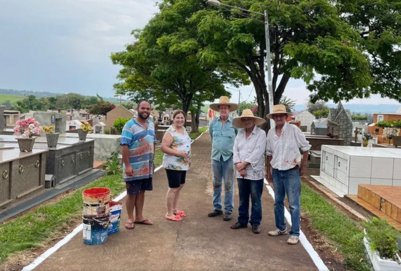 Voluntários pintam cemitério de Taguaí em preparação para feriado de Finados: 'Bastante colorido'