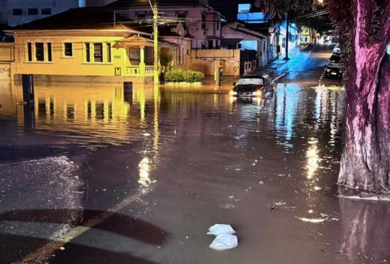 Chuva forte deixa ruas alagadas e veículos submersos em Avaré