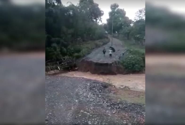 Moradores ficam ilhados após ponte ser destruída por chuva pela terceira vez 