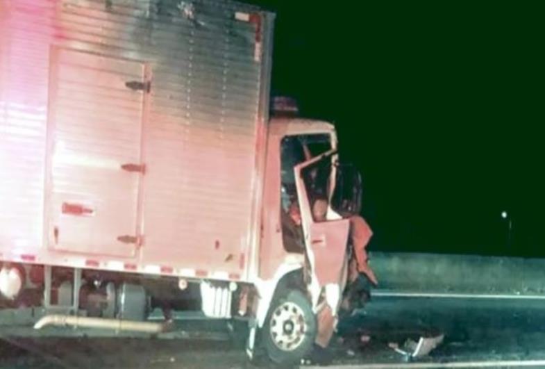 Caminhoneiro fica preso às ferragens em colisão traseira em rodovia de Assis