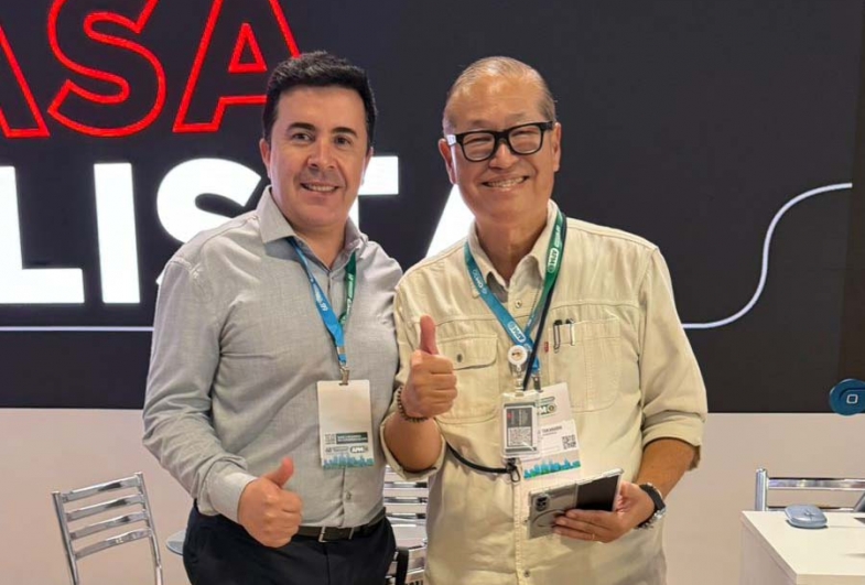 Com o assessor de assuntos do estado Carlos Takahashi