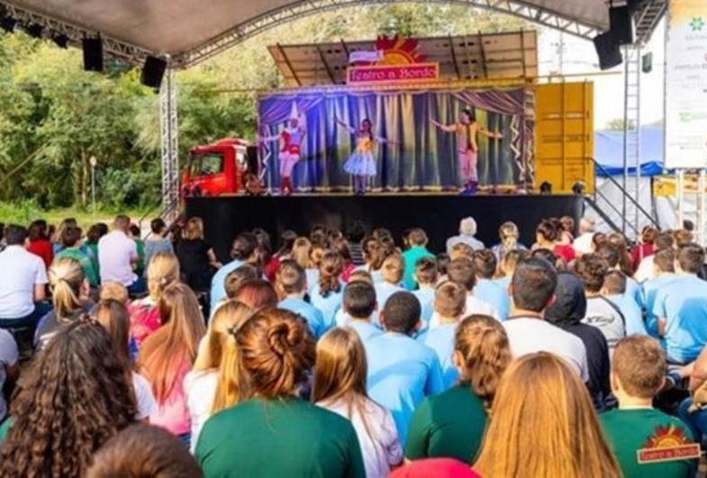 Teatro a Bordo estaciona em Tatuí celebrando o Dia das Crianças