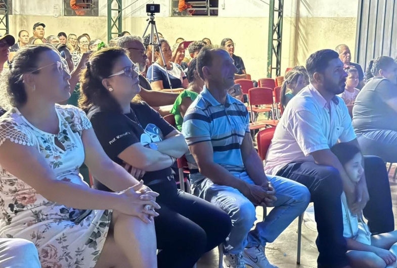 Coordenadora de educação Keli, diretora Manuela, vereador Bodinho e vice-prefeito Gango acompanhando a peça teatral