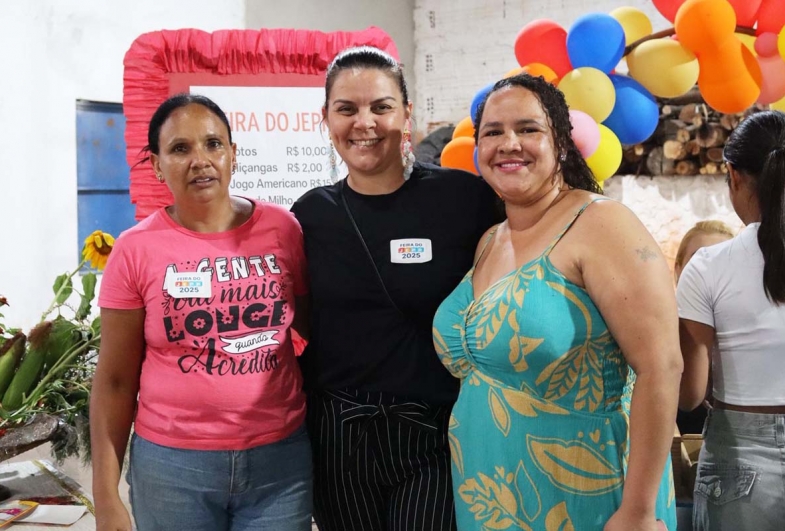 Supervisora de ensino fundamental  e Maira Carniato, voluntárias