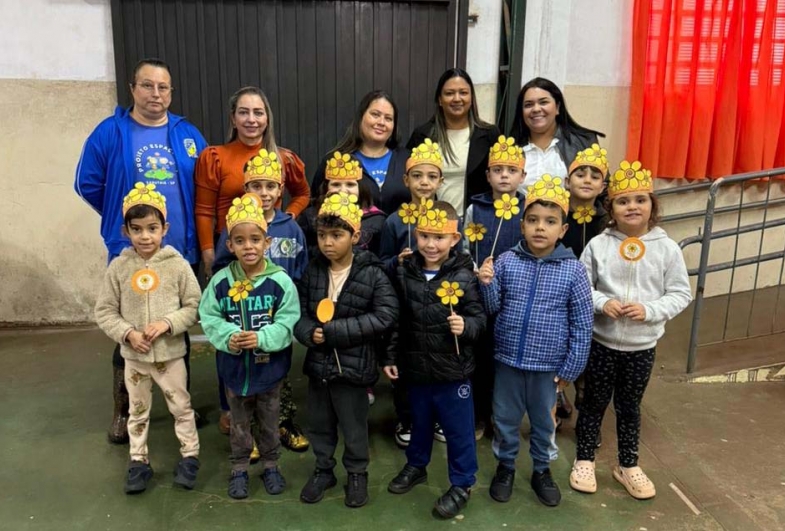 Crianças do projeto Espaço Vida também participaram da ação