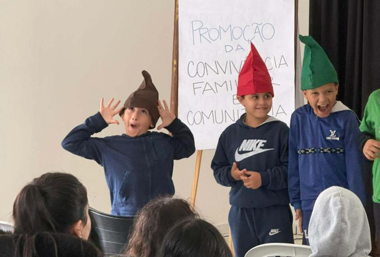 Crianças participando do teatro