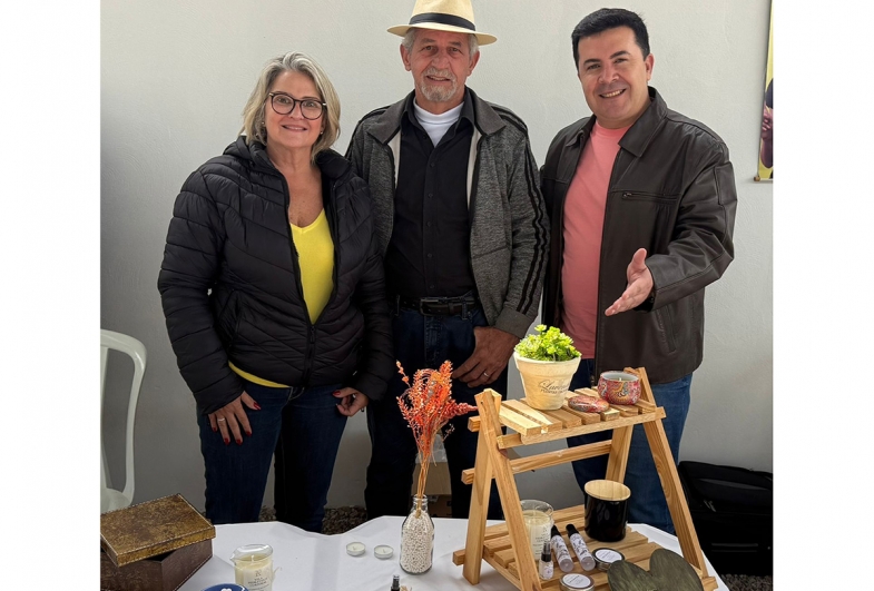 Artesões Cyntia de Paula e José Minozzi  com o prefeito Cristiano Amorim