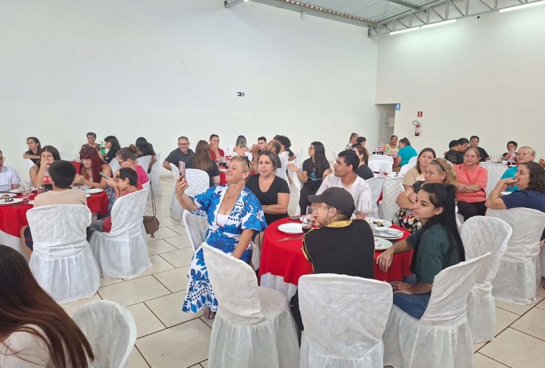 Participantes e familiares dos grupos Amora e  Arco-Íris que participaram do almoço especial