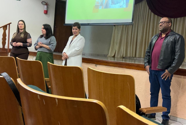 Secretária da Mulher Julia Reis, representante do Sebrae  Aqui Juliana Rosolen, primeira-dama e presidente  do fundo social Elisangela Souza e o palestrante Sérgio
