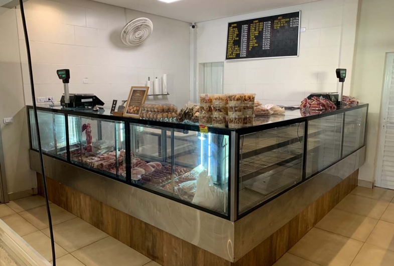 O açougue conta com variadas opções de carnes e cortes