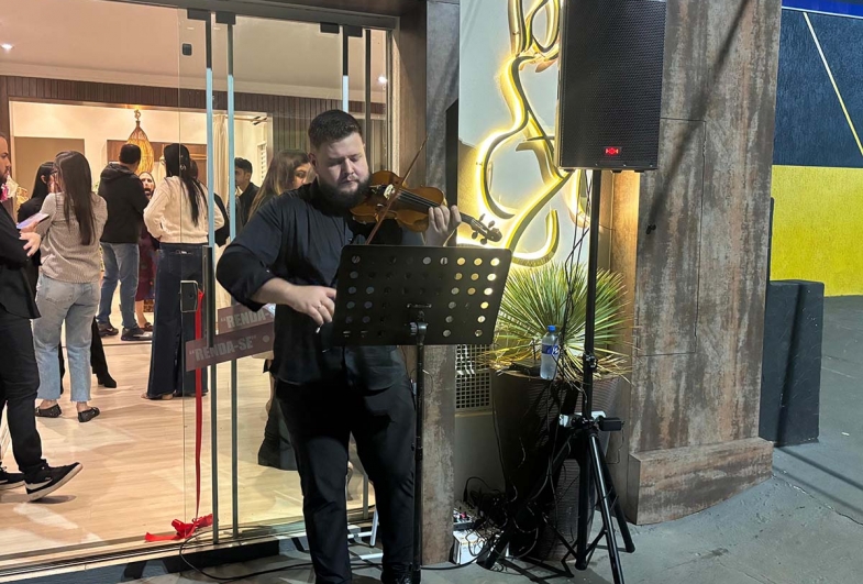 Paulo Camilotti encantou a inauguração com seu violino