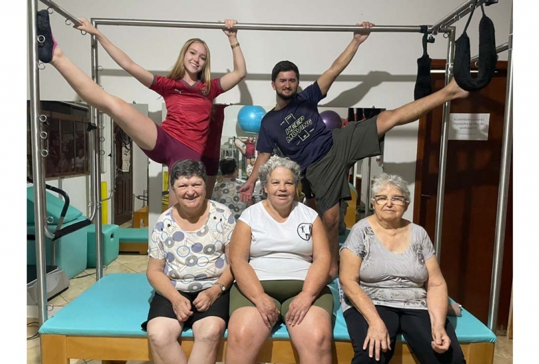 Professores Gabriela e Guilherme com as alunas Norma, Helena e Maria Aparecida