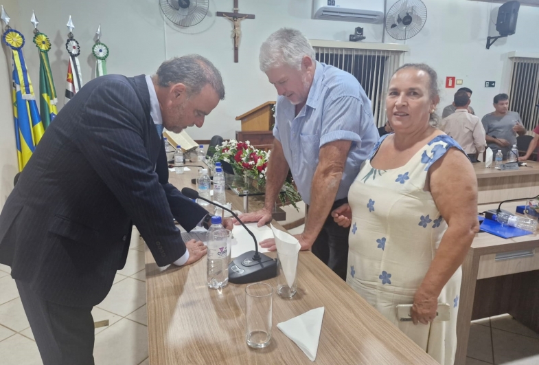 Prefeito de Tejupá e primeira-dama na entrega do pedido ao deputado Ricardo Madalena que liberou a aquisição de  uma van para transporte de pacientes