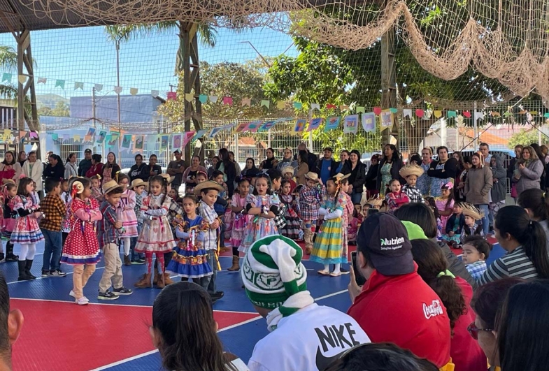 Com trajes caipiras e muita animação, estudantes celebraram a tradição junina no evento que marcou o aniversário da escola