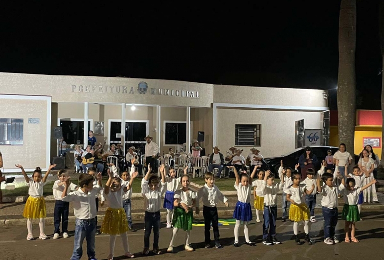 A escola Delmira Gobbo e o Projeto de Educação Integral  emocionaram o público com lindas apresentações