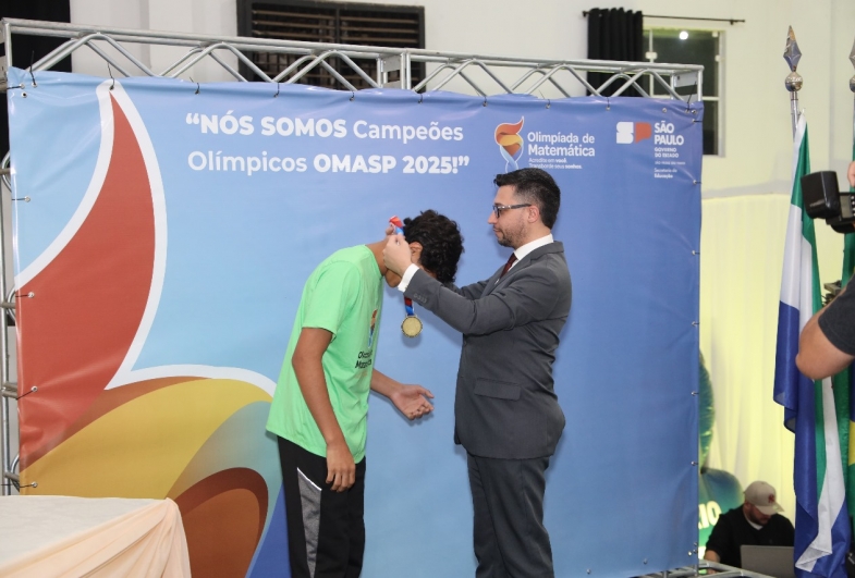 Dirigente Regional de Ensino  DER-Avaré Henrique Riguetto Rodrigues fazendo a entrega das medalhas