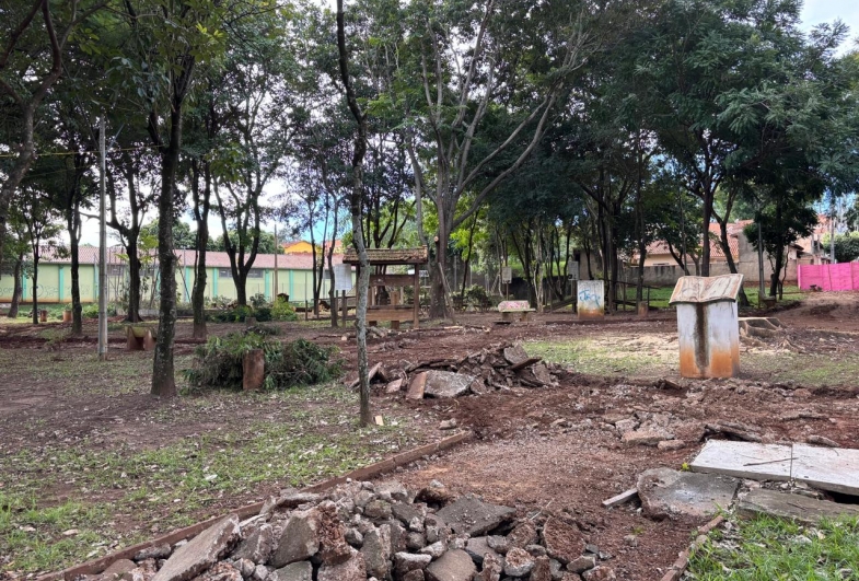 Revitalização da Praça da Bíblia avança e transforma importante espaço de convivência em Fartura
