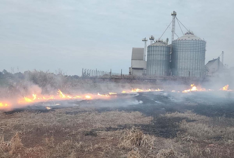Defesa Civil combate incêndio de grandes proporções em vegetação no Distrito Industrial de Taquarituba