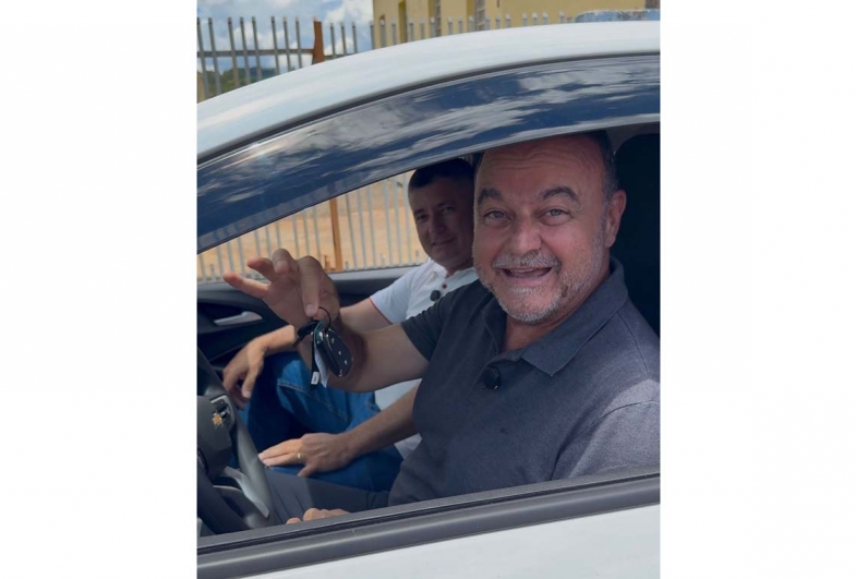 Deputado entregou pessoalmente  as chaves do carro