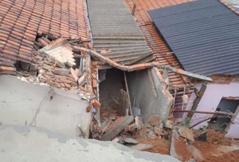 Muro desaba após forte chuva e atinge casas 