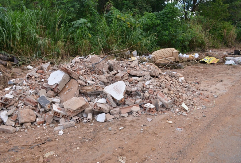 Descarte irregular de resíduos de obras é crime ambiental e pode gerar multa