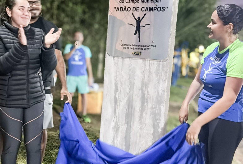 Descerramento da placa marcou a homenagem a Adão