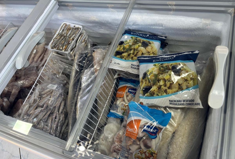 A peixaria oferece diversas opções em pescados