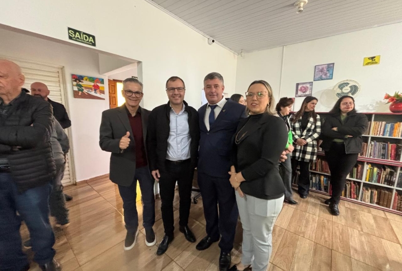 Ex-prefeito Isnar Freschi, presidente da FDE Fabricio  Moreira, prefeito Rodrigo Fuloni e coordenadora  de Educação Keli Machado