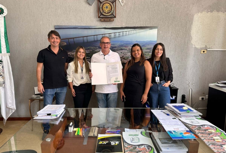 Osaaf – Registro com Thiago Andrade, Karina, o  prefeito Luiz Marcos, a secretária de Assistência  Social, Ariele Silvério e Jaqueline