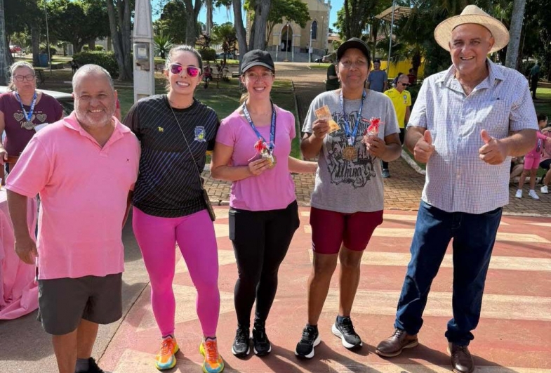 Diretor de esportes Rogério, Isabela e prefeito João  ao lado das duas primeiras colocadas da caminhada