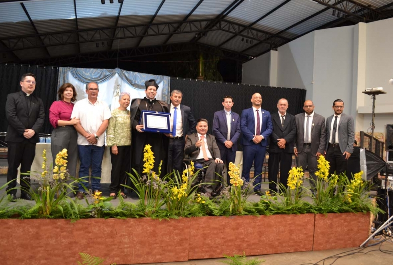 Padre Carlos Garcia recebe Título de Cidadão Farturense em Sessão Solene marcada por emoção e homenagens