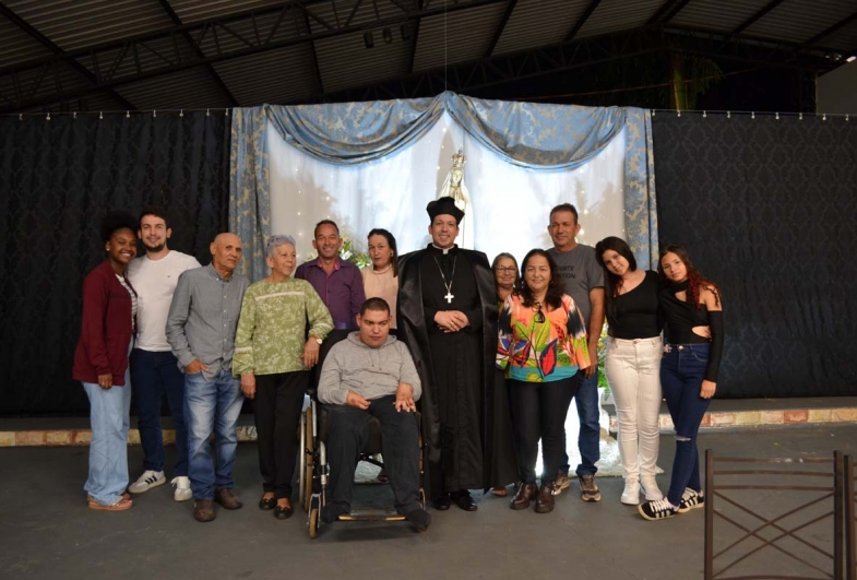 A família do Padre Carlos: a sobrinha Isabela e Carlos Henrique, padrasto Aparecido Ávila, sua mãe Sebastiana Garcia, o irmão Luciano Garcia, irmã Siliana Garcia, seu sobrinho Antônio César, Padre Car