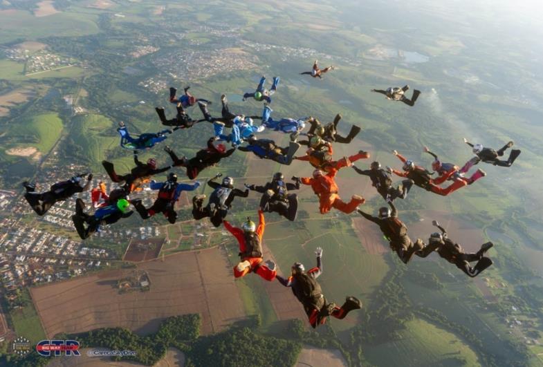 Paraquedistas se reúnem para tentar recorde com 50 atletas no interior de SP