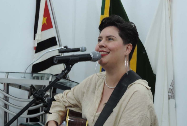 A cantora Jaqueline Del Nobile  se apresentou no plenário